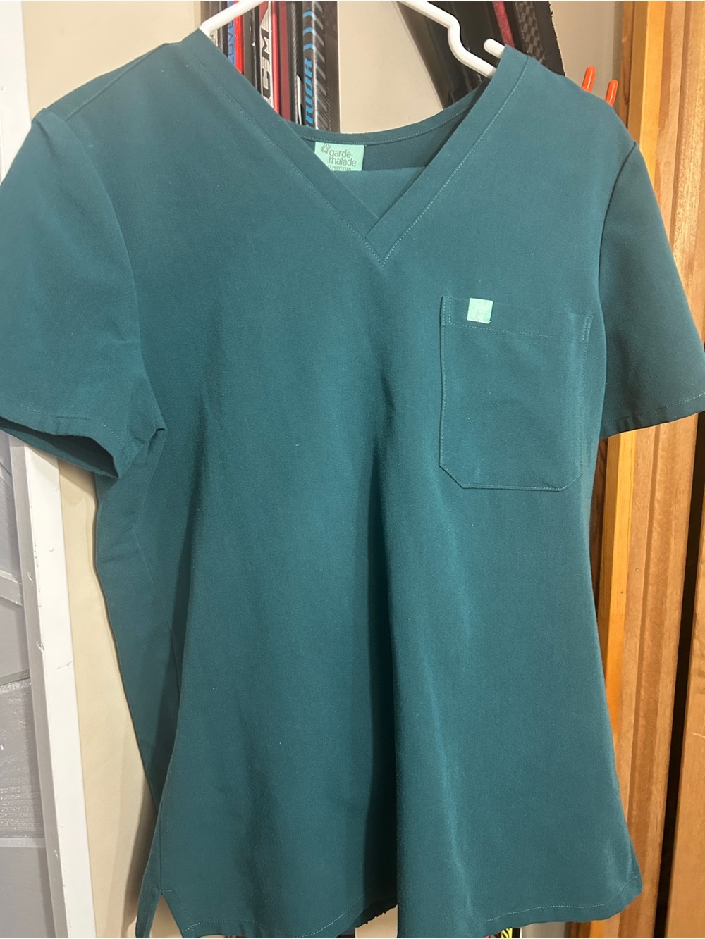 Teal Women's V-Neck Scrub set garde malade